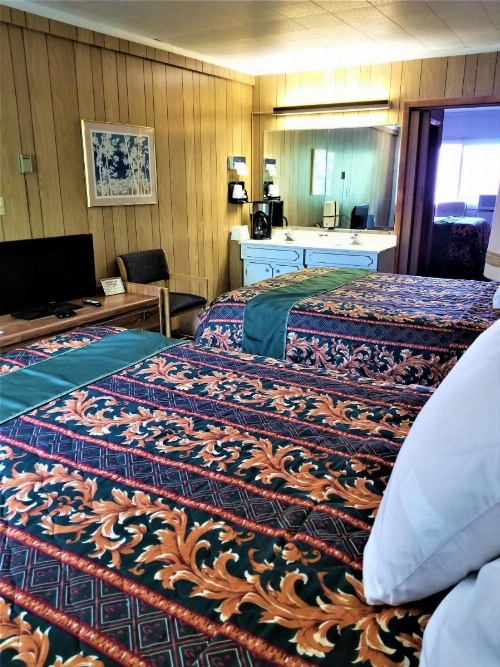 Town House Motor Inn image 11